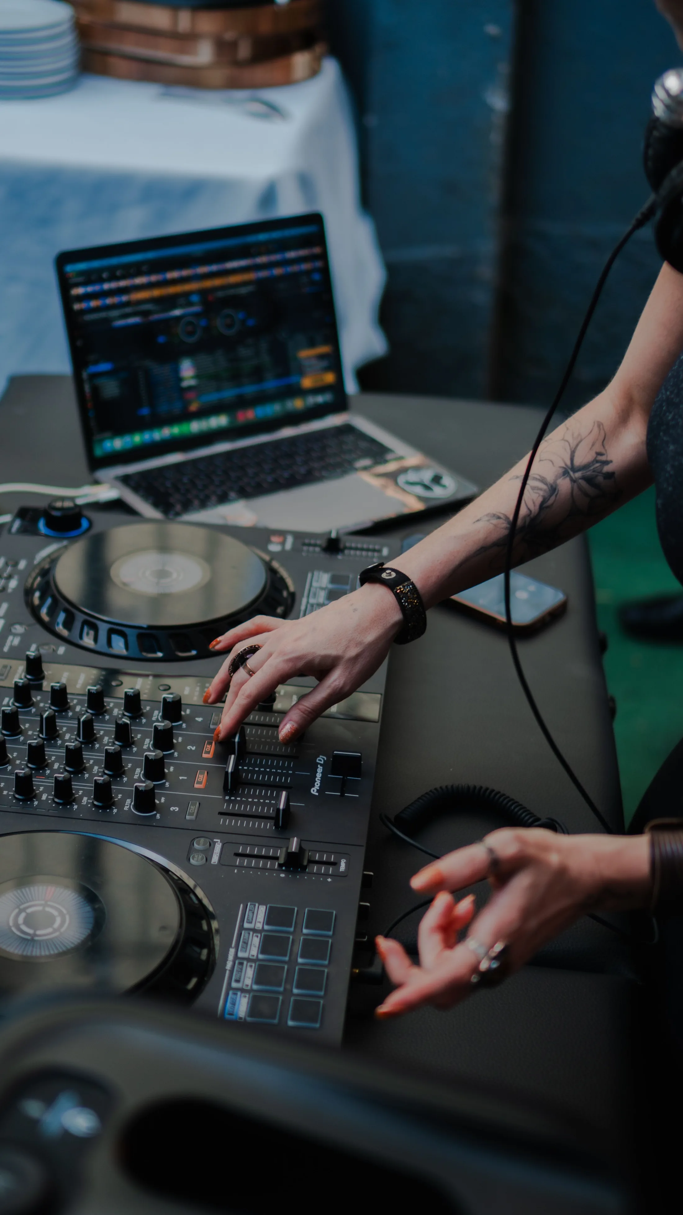 Esküvői DJ munka közben